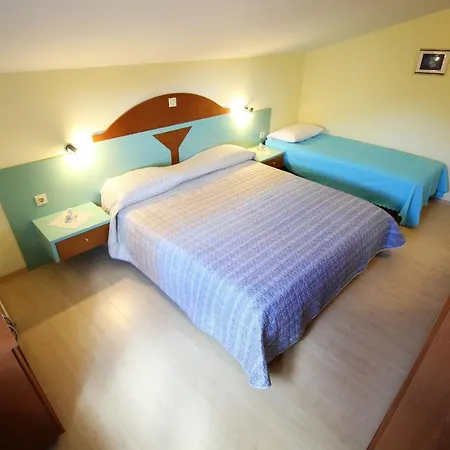 - Diklo 5880d Apartman Zára