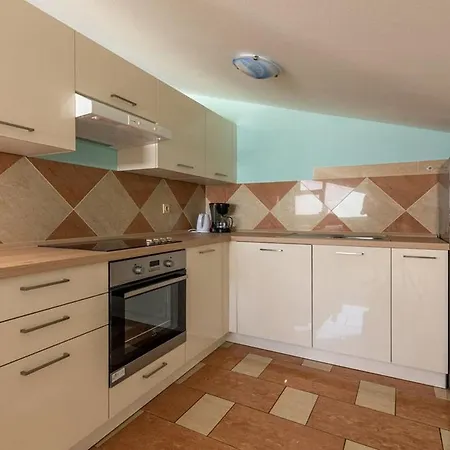 - Diklo 5880d Apartman *